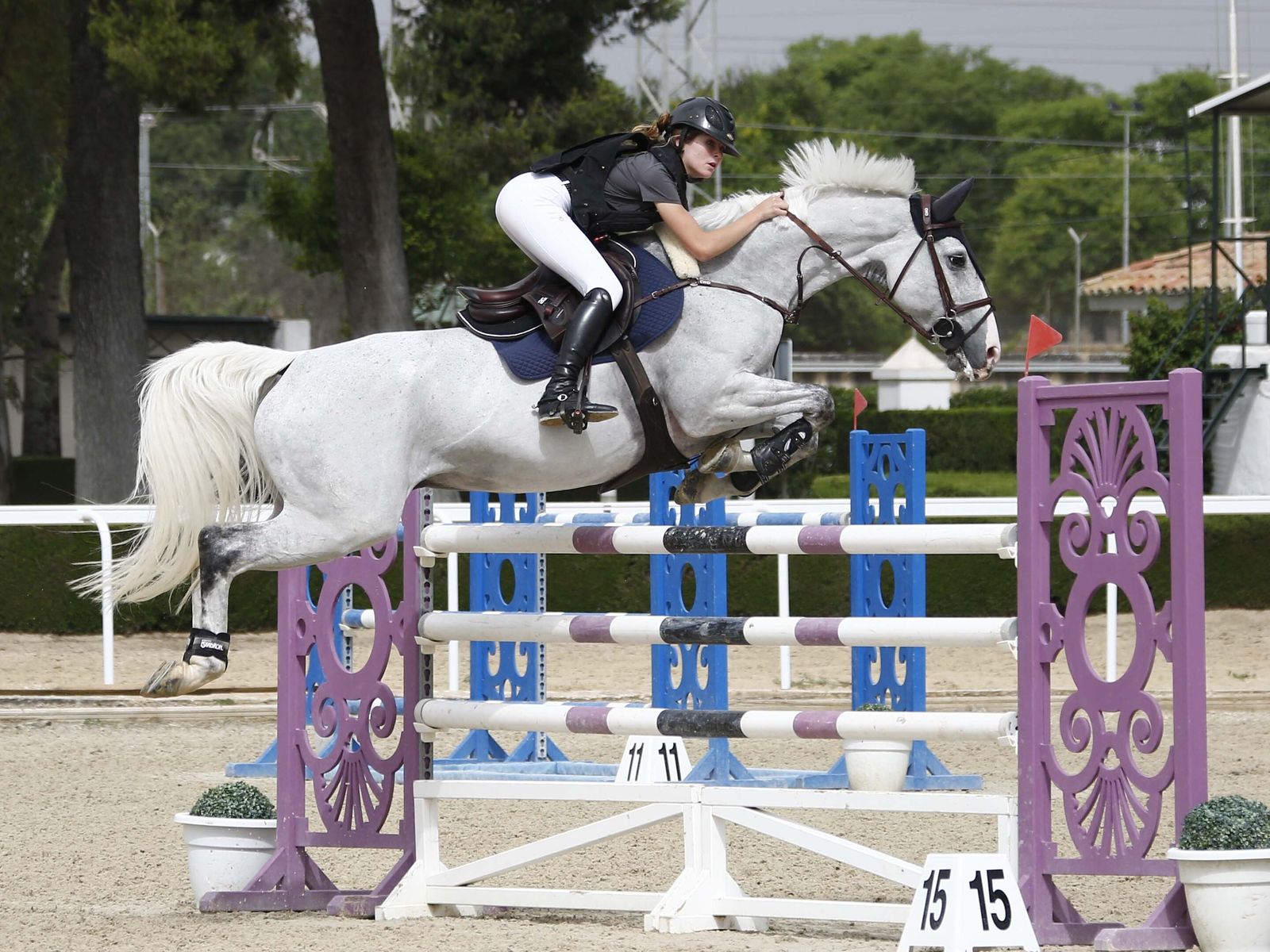 Jimena García Rueda salta uno de los obstáculos con Gismo de Pravia.
