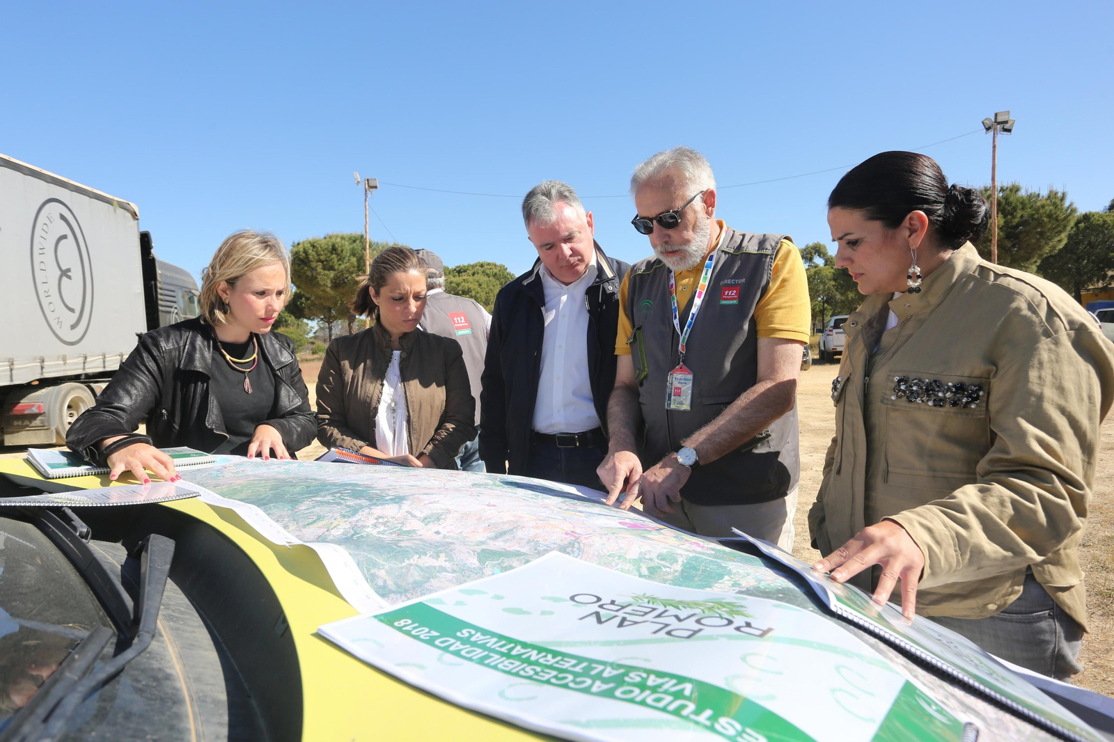 Laura Martín, Macarena Robles, Francisco José Romero, Francisco Huelva y Rocío Espinosa, en el paraje de La Matilla.
