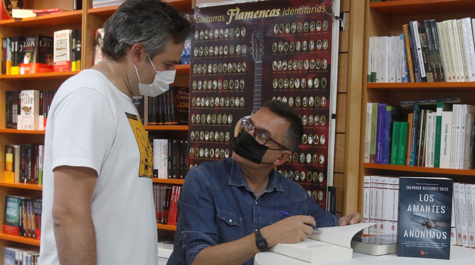 Salvador Gutiérrez Solís, en la firma de 'Los amantes anónimos' en la Librería Luque.