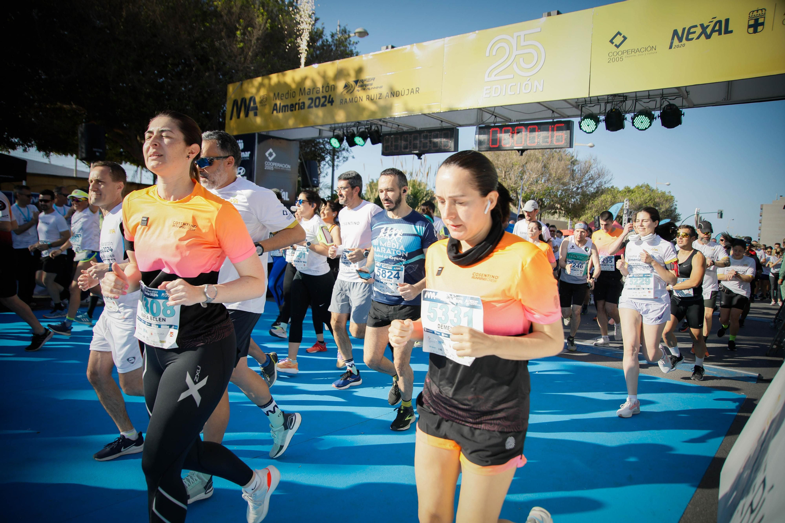 Imágenes de la salida de la Media maratón Ciudad de Almería