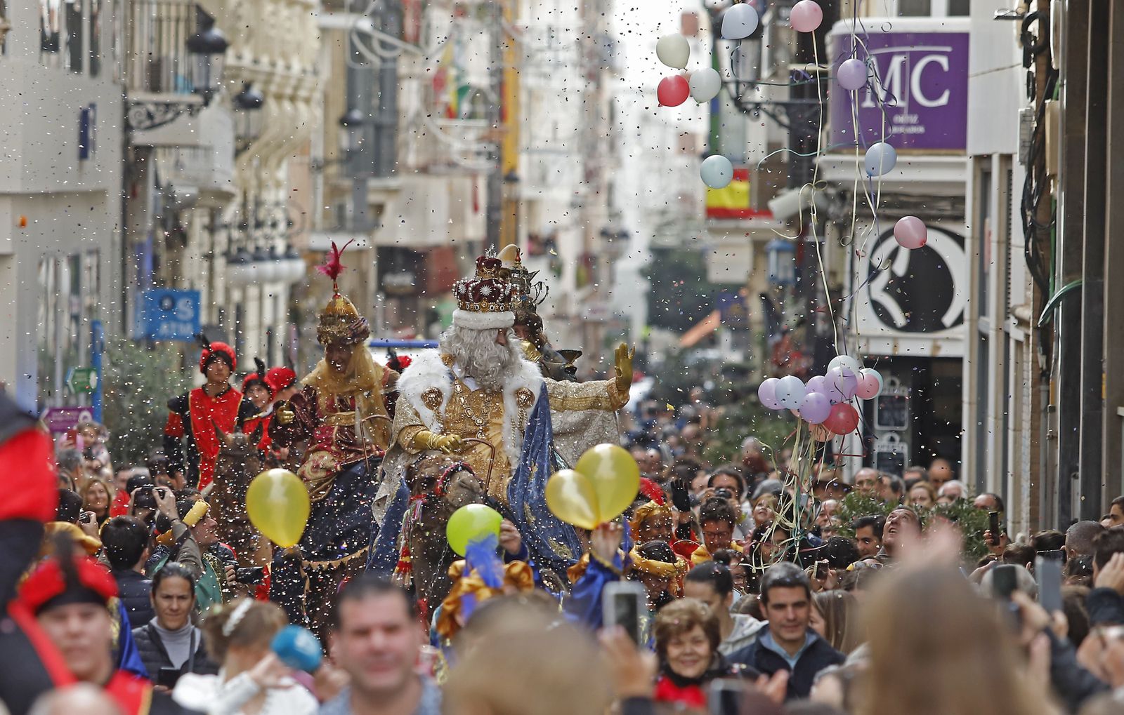 Imágenes de la mágica llegada de los Reyes Magos y la Estrella de la Ilusión a Huelva en barco