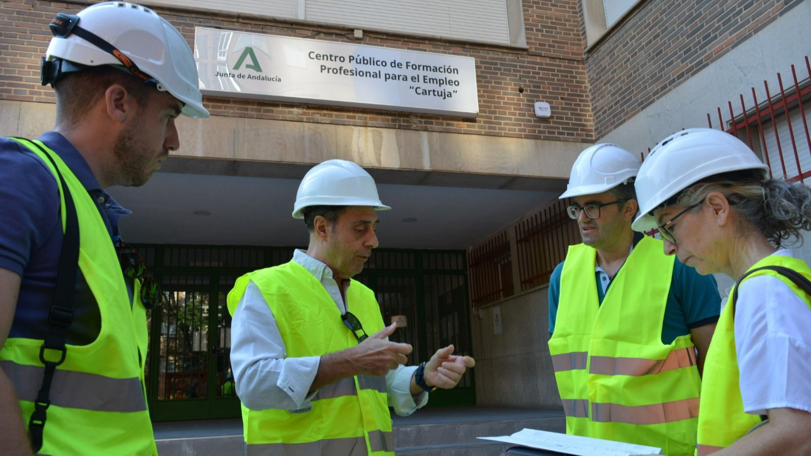 El delegado territorial de Empleo, Empresa y Trabajo Autónomo de la Junta en Granada, Javier Martín Cañizares, visita las obras