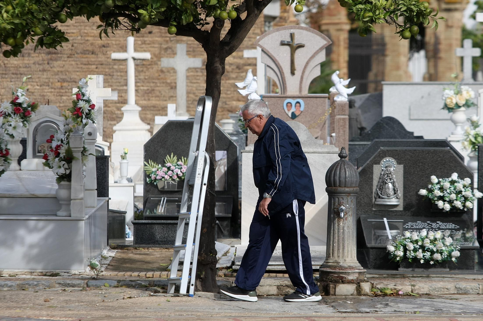 Imágenes del ambiente en el cementerio La Soledad, Huelva