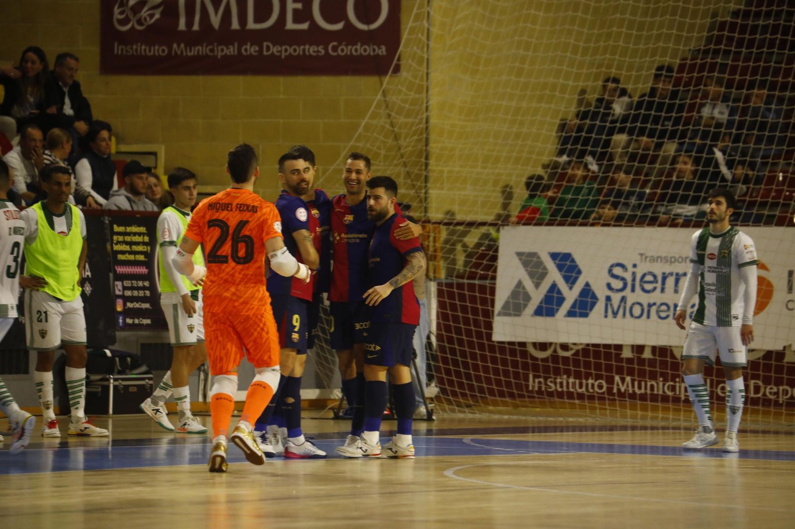 Las mejores fotos del ambiente en Vista Alegre para el Córdoba Futsal - Barça