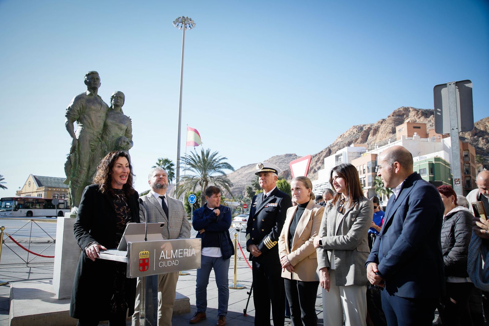 Imágenes de la inauguración sobre escultura ‘Familia Marinera’, del escultor Francisco Javier Galán, en homenaje a las familias de pescadores en Pescadería-La Chanca