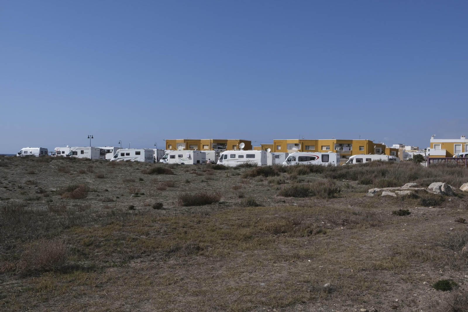 Imágenes de las autocaravanas estacionadas en Cabo de Gata.