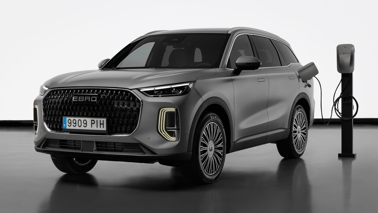 Ebro empieza a comercializar el s900, un SUV de 4,81 m, PHEV con 425 CV y 4x4 Ebro empieza a comercializar el s900, un SUV de 4,81 m, PHEV con 425 CV y 4x4