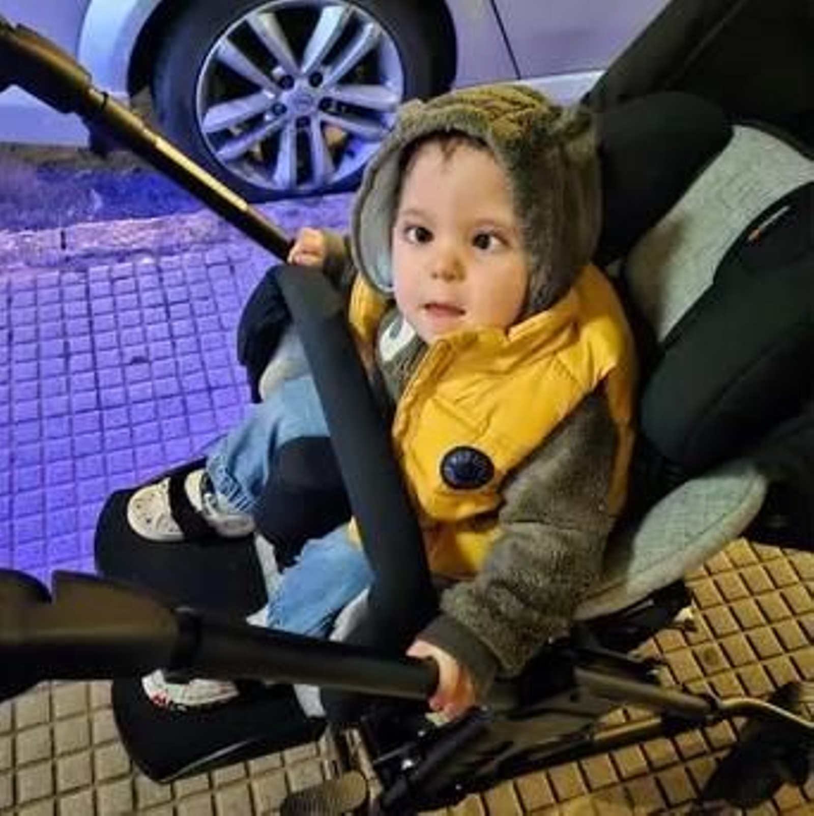 Aarón en su cochecito.