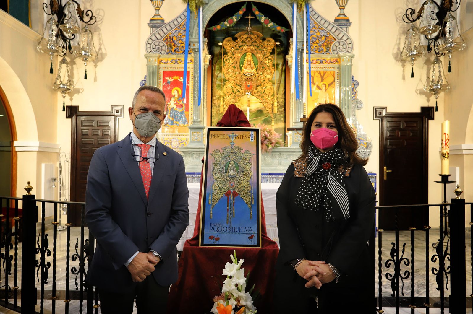 Imágenes de la presentación del cartel de la Hdad del Rocío de Huelva realizado por la pintora Nuria Barrera