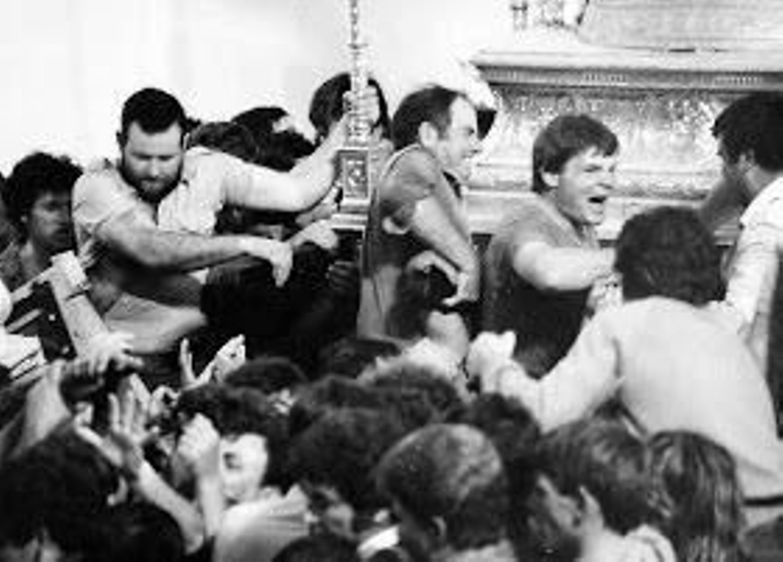 Salto de la reja y procesión en los años 80