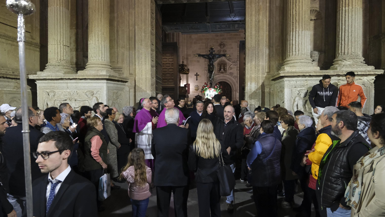Procesión del Vía Crucis-Cristo de la Escucha en Almería, en imágenes