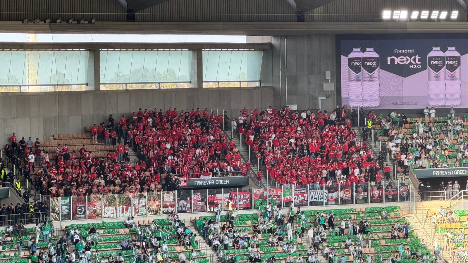 Aficionados del Sevilla FC en el Estadio de La Cartuja para el derbi ante el Real Betis