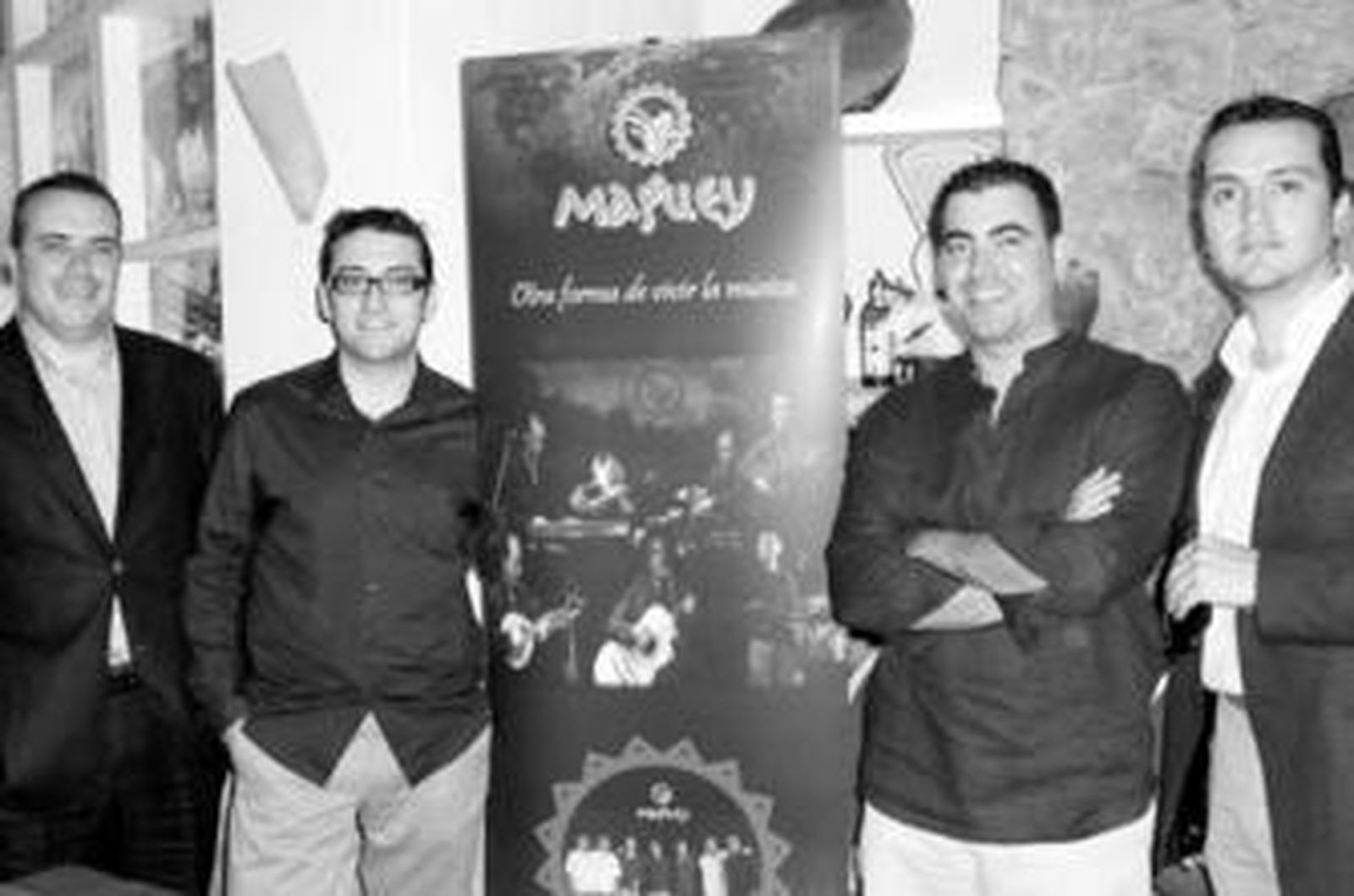 Cuatro de los siete componentes del grupo Maguey.