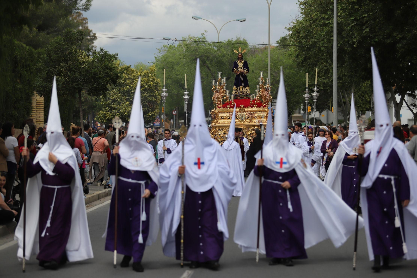 Imágenes del recorrido de la Hermandad del Cristo Cautivo de Huelva