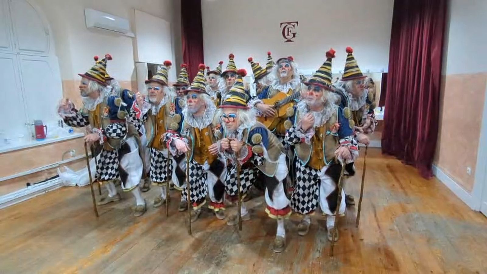 El pasodoble de la chirigota 'Los antigos' en el COAC 2026: así sonó en los camerinos del Falla