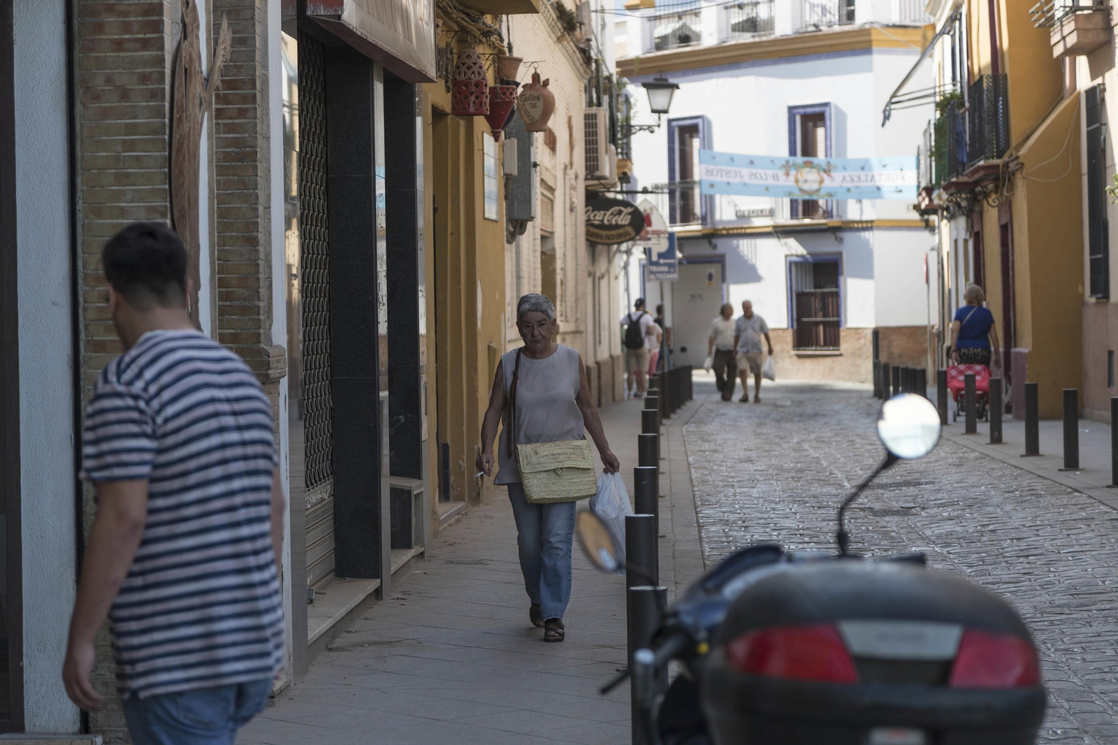 Calle Alfarería, con colgaduras de la Pastora.