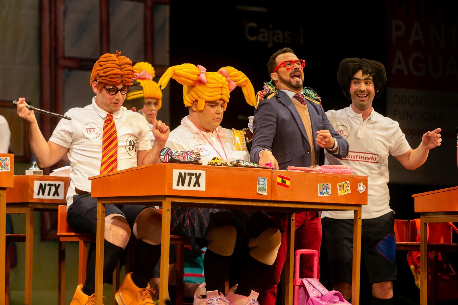 Actuación de la chirigota de Sevilla "Una chirigota sin clase"