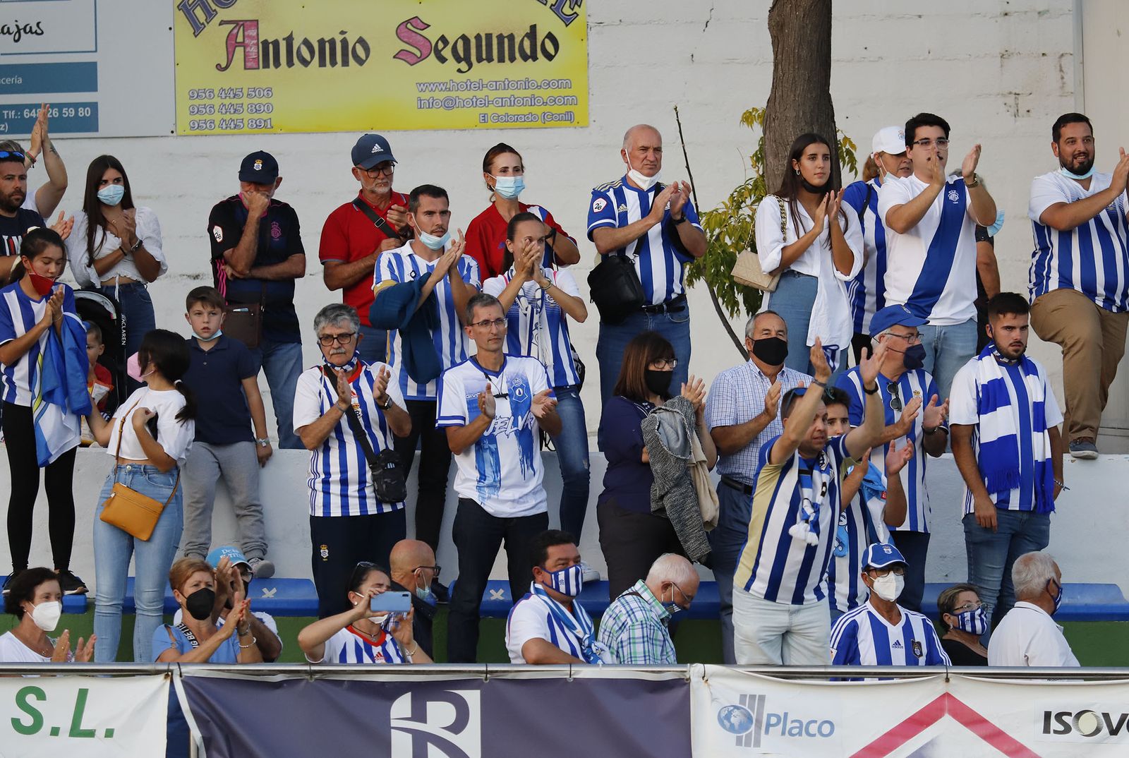Imágenes del encuentro entre el Conil y el Recreativo de Huelva