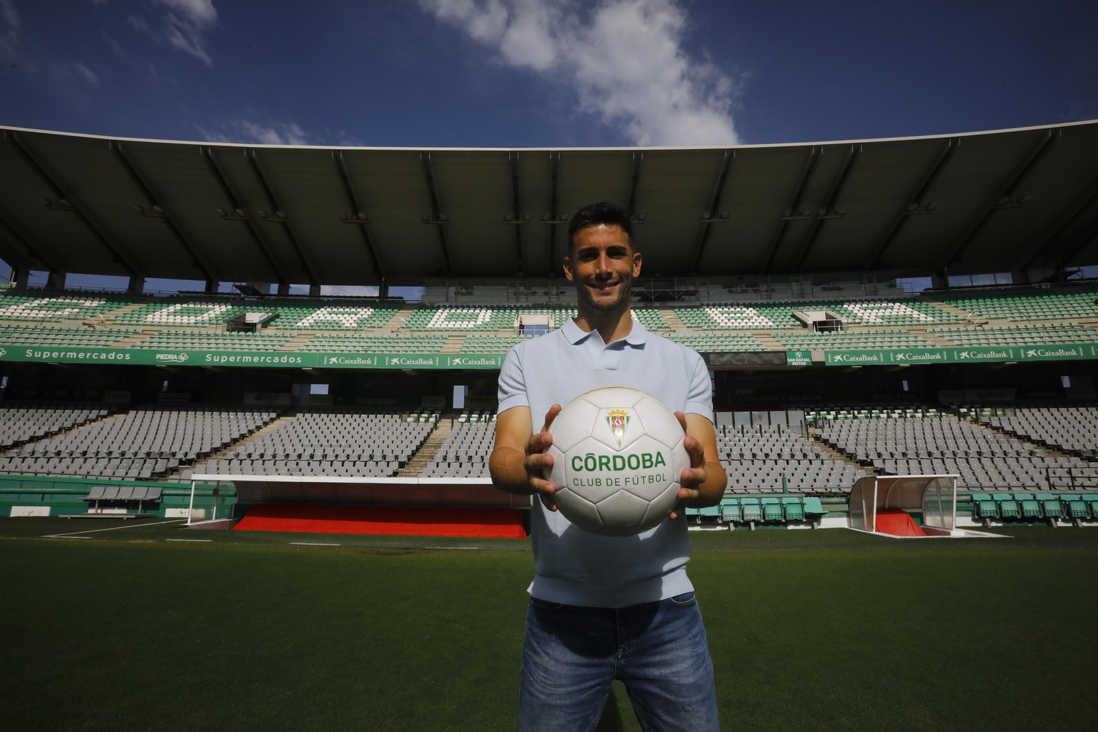 Las mejores fotos de la presentación de Carlos Albarrán con el Córdoba CF