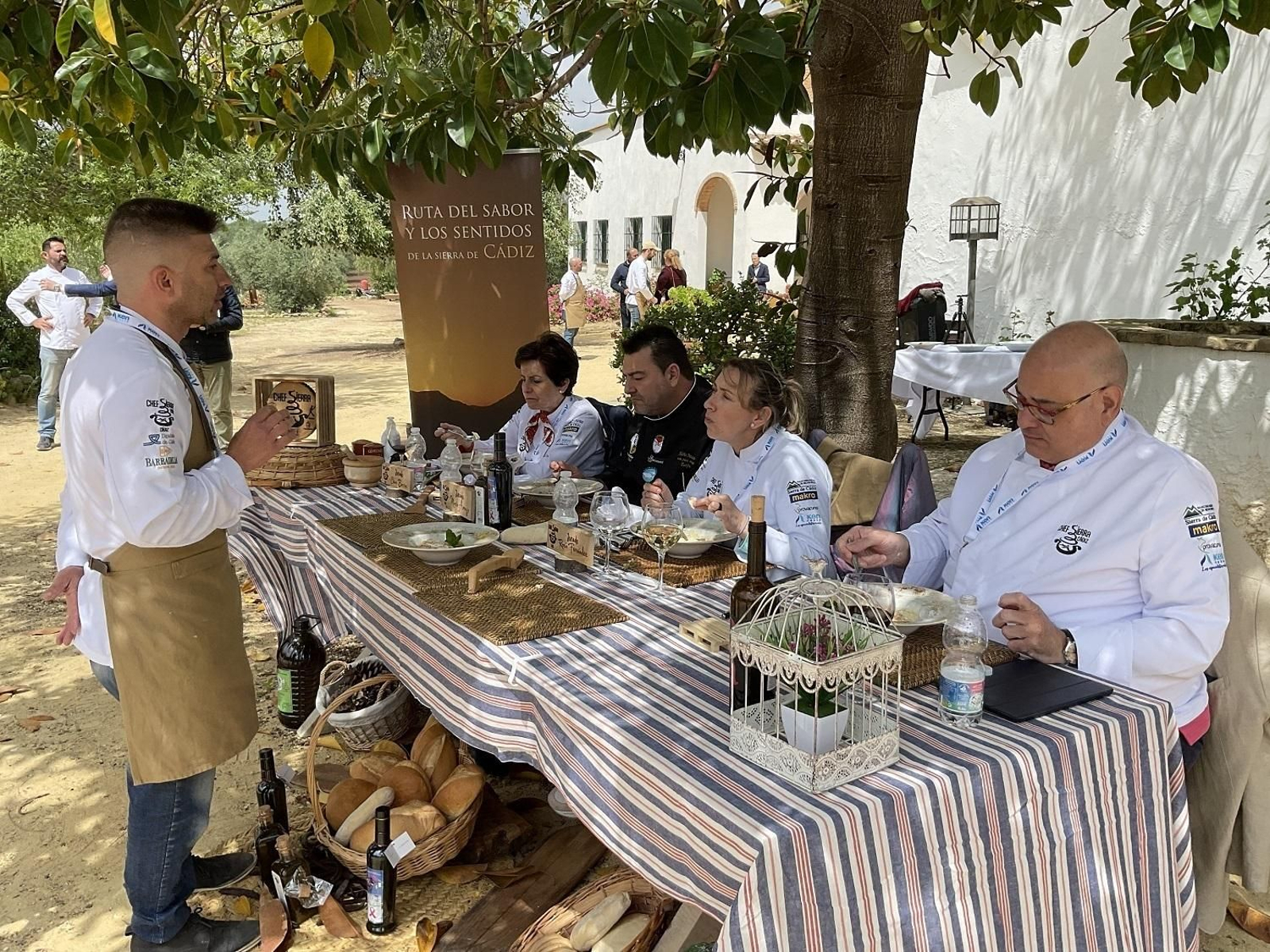 Uno de los cocineros del concurso, con su elaboración, ante el jurado.