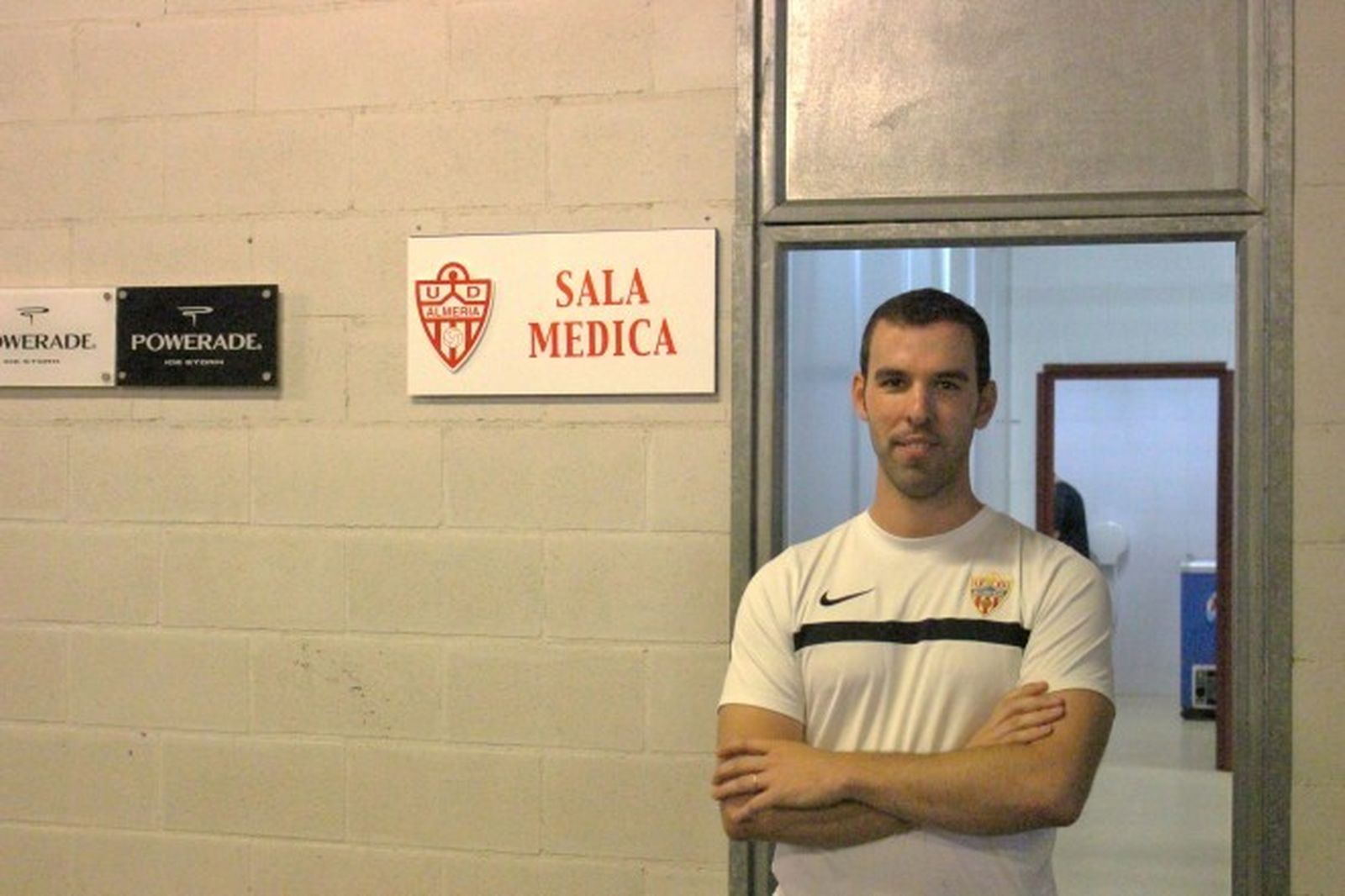 El doctor Pineda Guillén se ha estrenado hoy atendiendo la lesión de De los Reyes