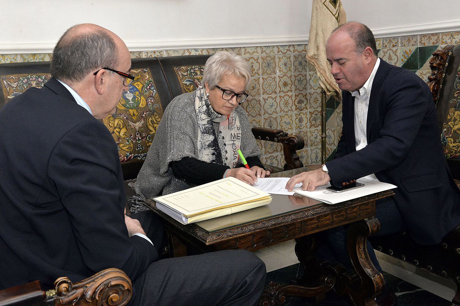 El alcalde de Antequera, Manuel Barón, junto a la vecina, Carmen Quirós, durante el encuentro en la Alcaldía