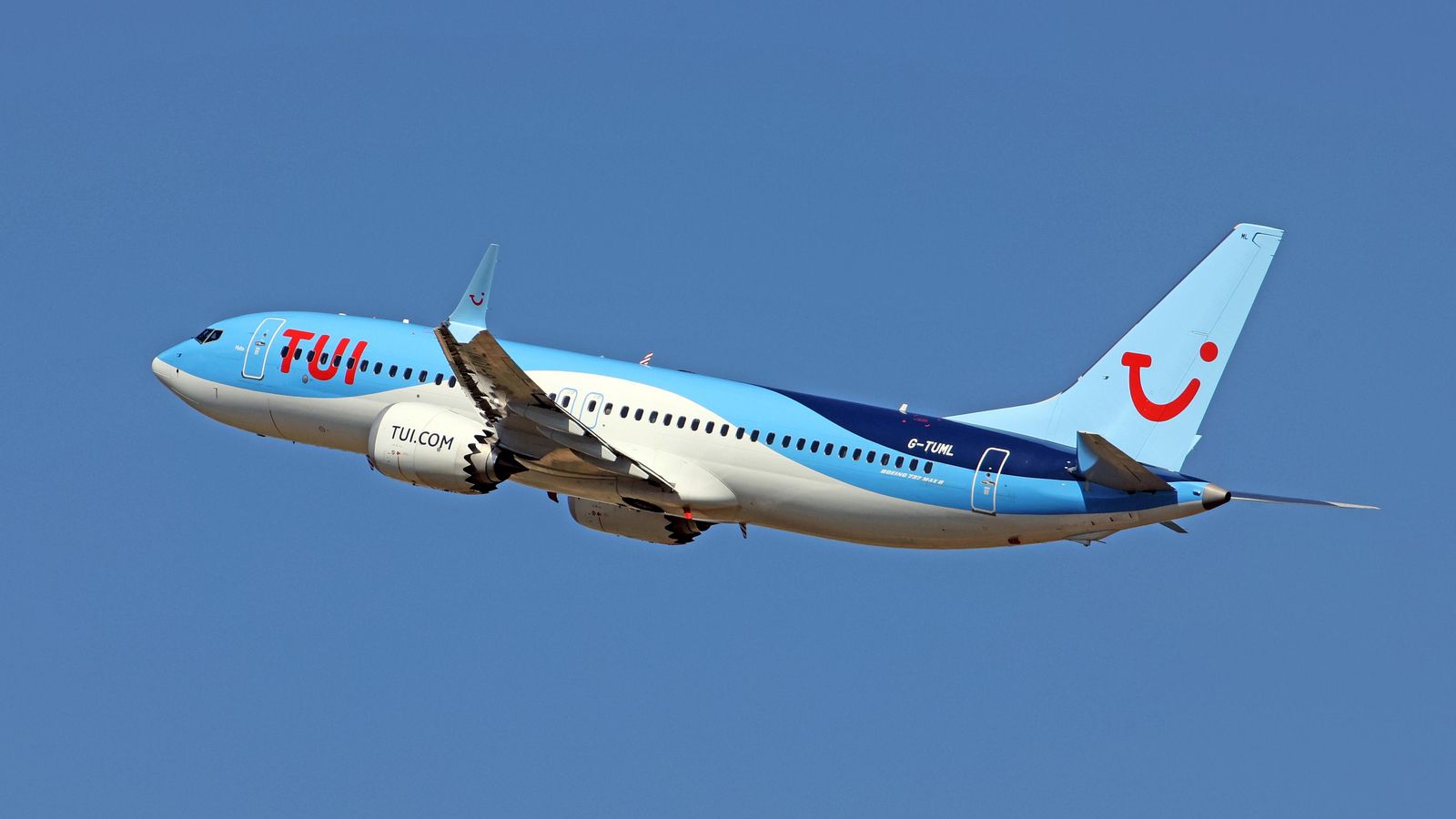 Un avión de Tui tras despegar del Aeropuerto de Jerez. Un avión de Tui tras despegar del Aeropuerto de Jerez.