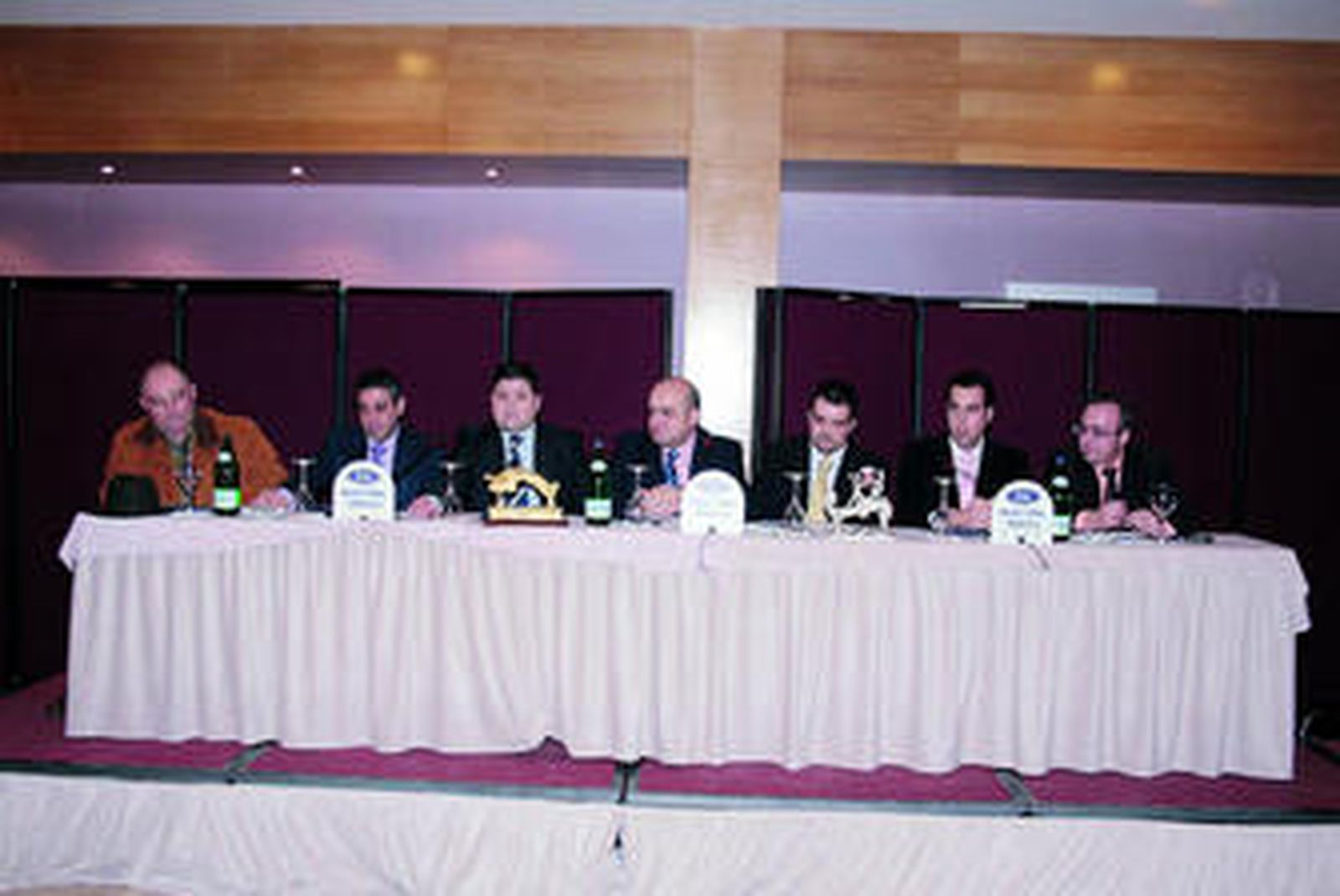 José María Campos, en el centro de la imagen, moderó las intervenciones de los capataces y costaleros.