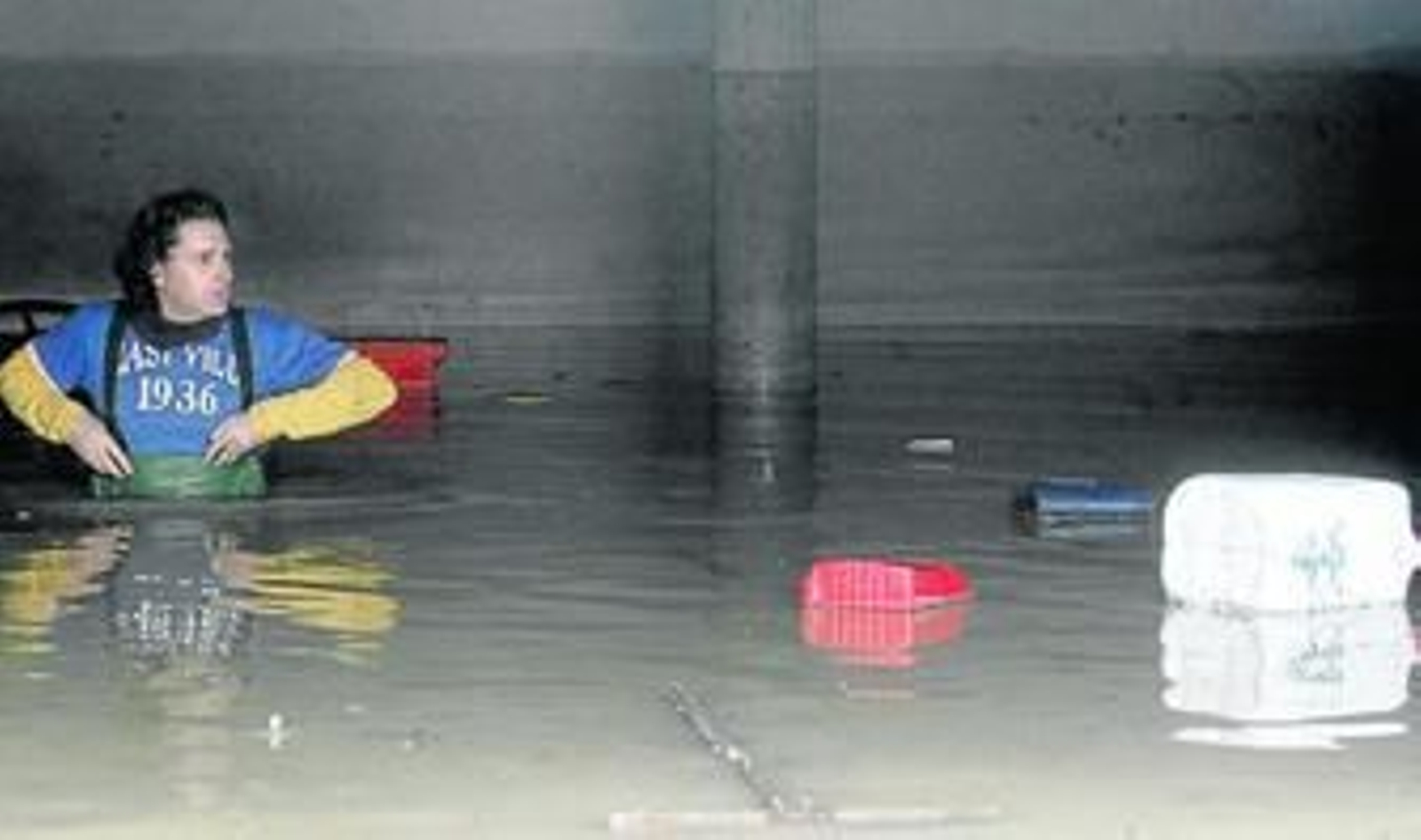 Un hombre trata de recuperar algunos objetos, en un inmueble inundado a causa de las fuertes precipitaciones del pasado invierno.