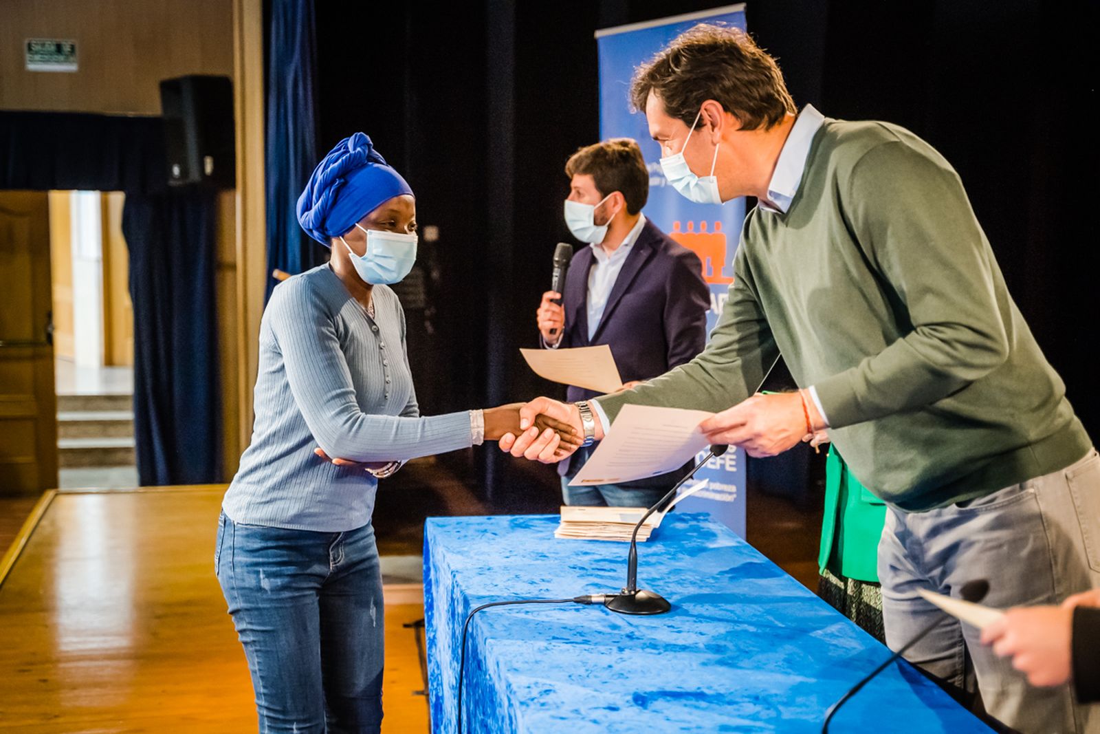 Juanjo Salvador hace entrega de uno de los diplomas a una alumna.