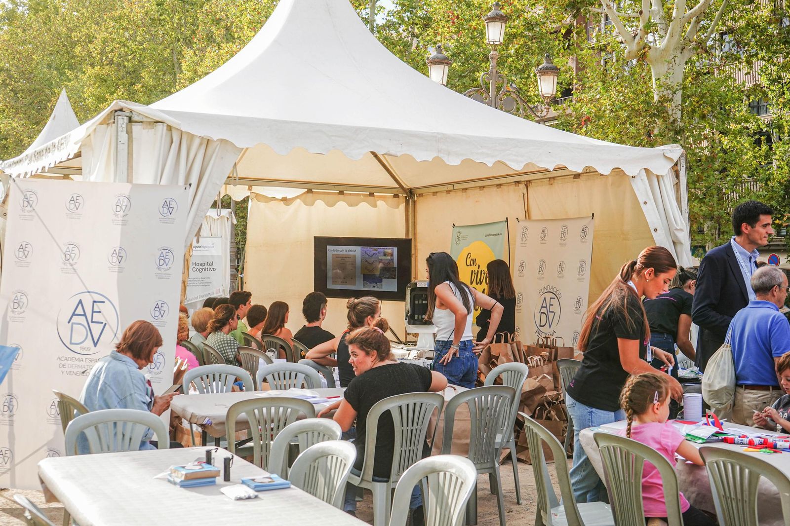 Las mejores imágenes de la Noche de los Investigadores en Granada