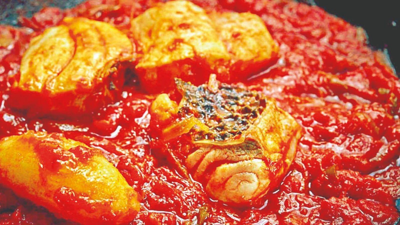 La urta (o un pescado similar) a la roteña, con salsa de tomate, pimiento, patata, cebolla y ajo, es uno de los placeres tradicionales de la zona. La urta (o un pescado similar) a la roteña, con salsa de tomate, pimiento, patata, cebolla y ajo, es uno de los placeres tradicionales de la zona.