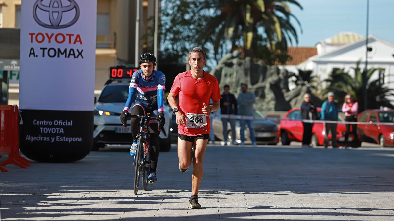 Las mejores fotos de la VIII Carrera Cívico Militar 'Entre dos ciudades'