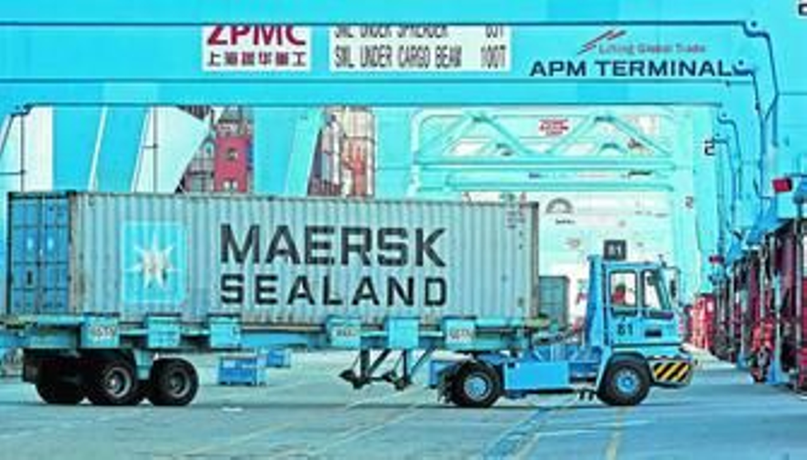 Un estibador mueve un contenedor a pie de las grúas más grandes del mundo, en APM Terminals Algeciras esta semana.