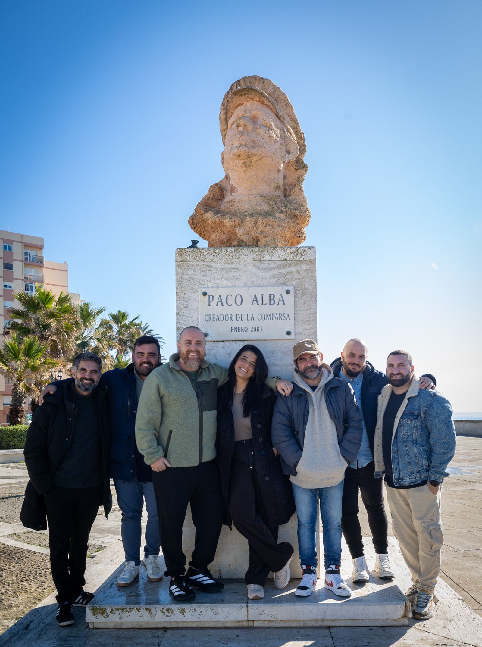 Jesús Bienvenido, Manuel Cornejo, Sergio Guillén 'Tomate', Marta Ortiz, Miguel Ángel García Argüez 'Chapa', Germán García Rendón y Jonathan Pérez, en el busto de Paco Alba.