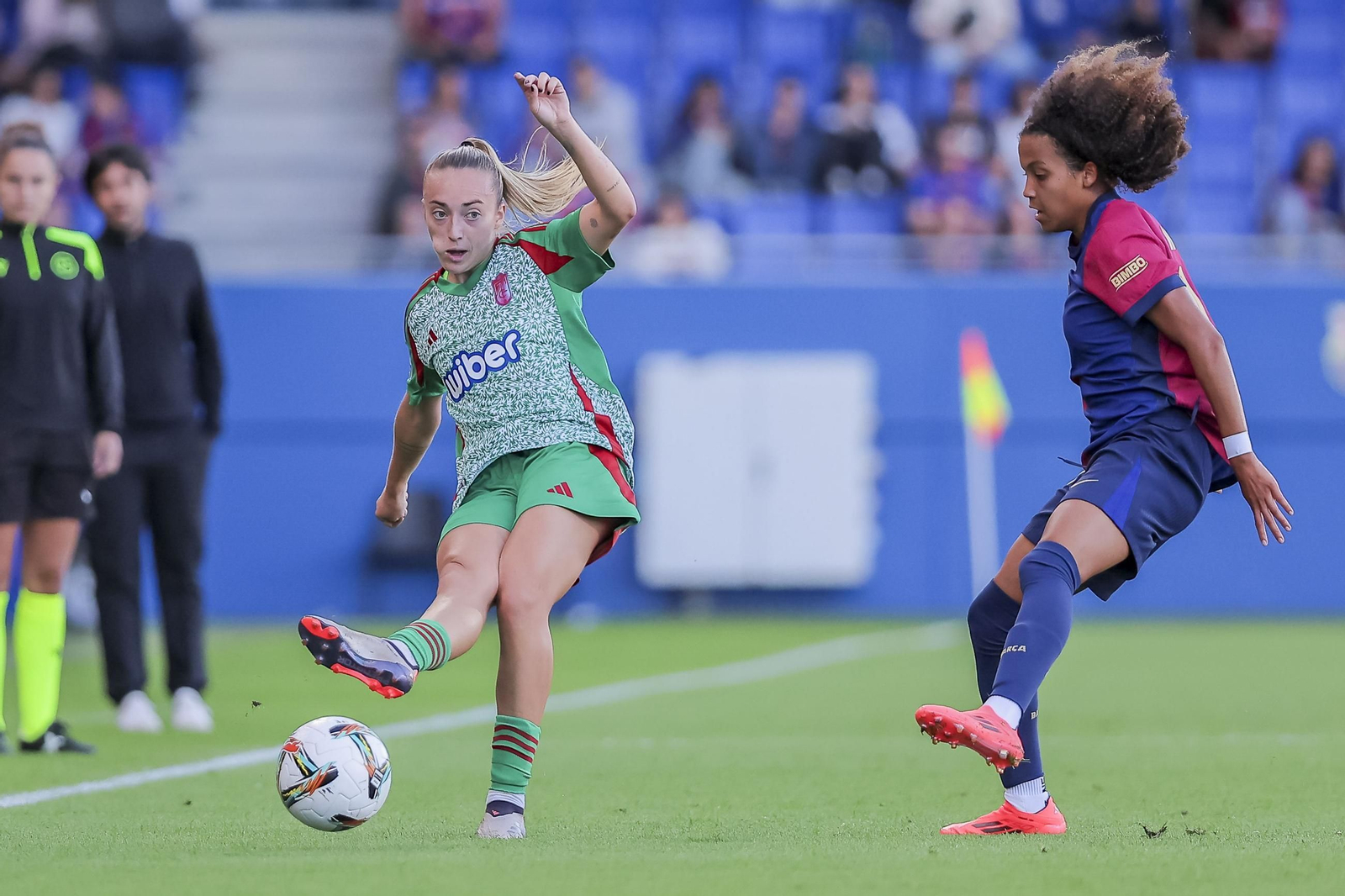 Ornella da un pase en un partido con el Granada CF Ornella da un pase en un partido con el Granada CF