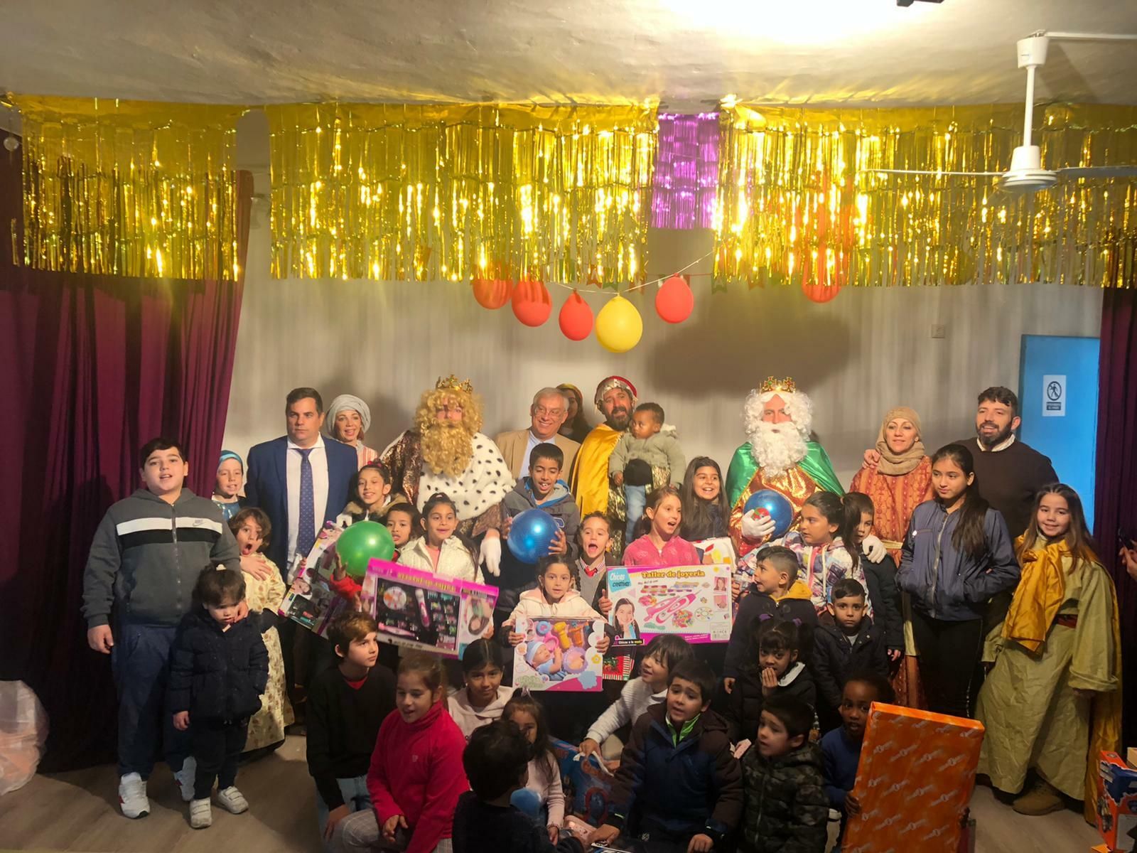 La campaña 'Nadie sin Reyes Magos' se hace realidad en el CEIP Luis Vives