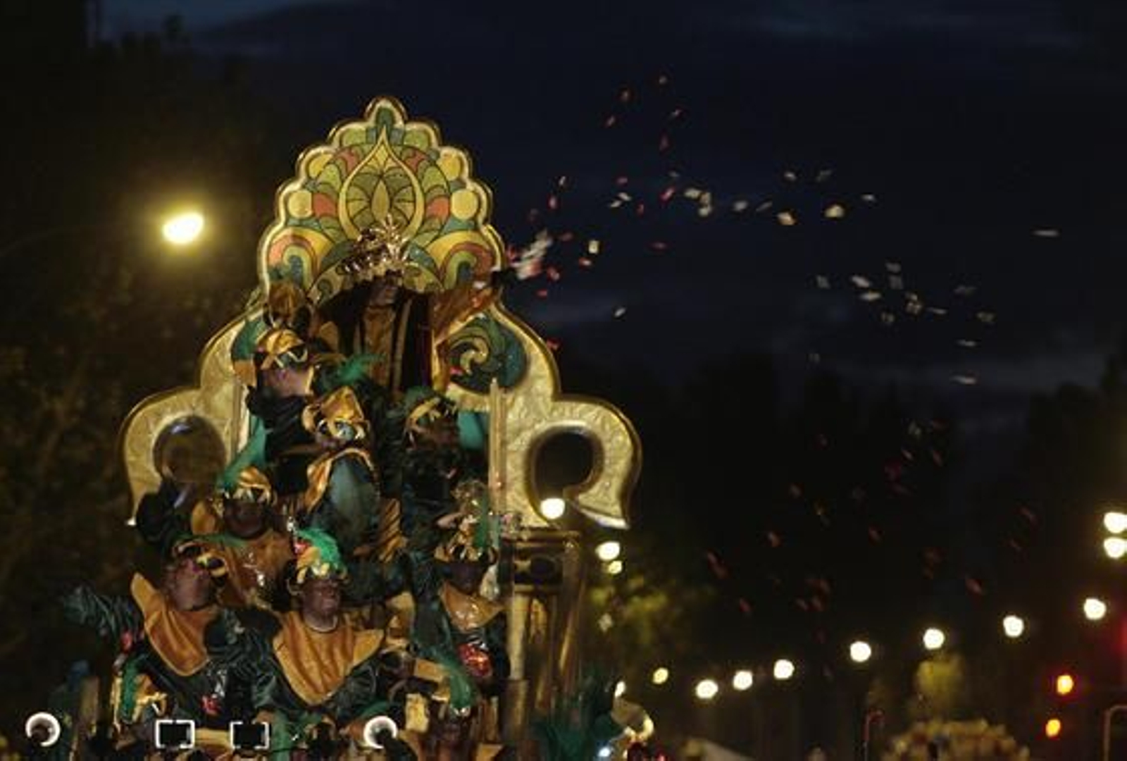 Baltasar lanza cientos de caramelos a los que han asistido para disfrutar de las carrozas de Oriente.

Foto: Juan Carlos Muñoz