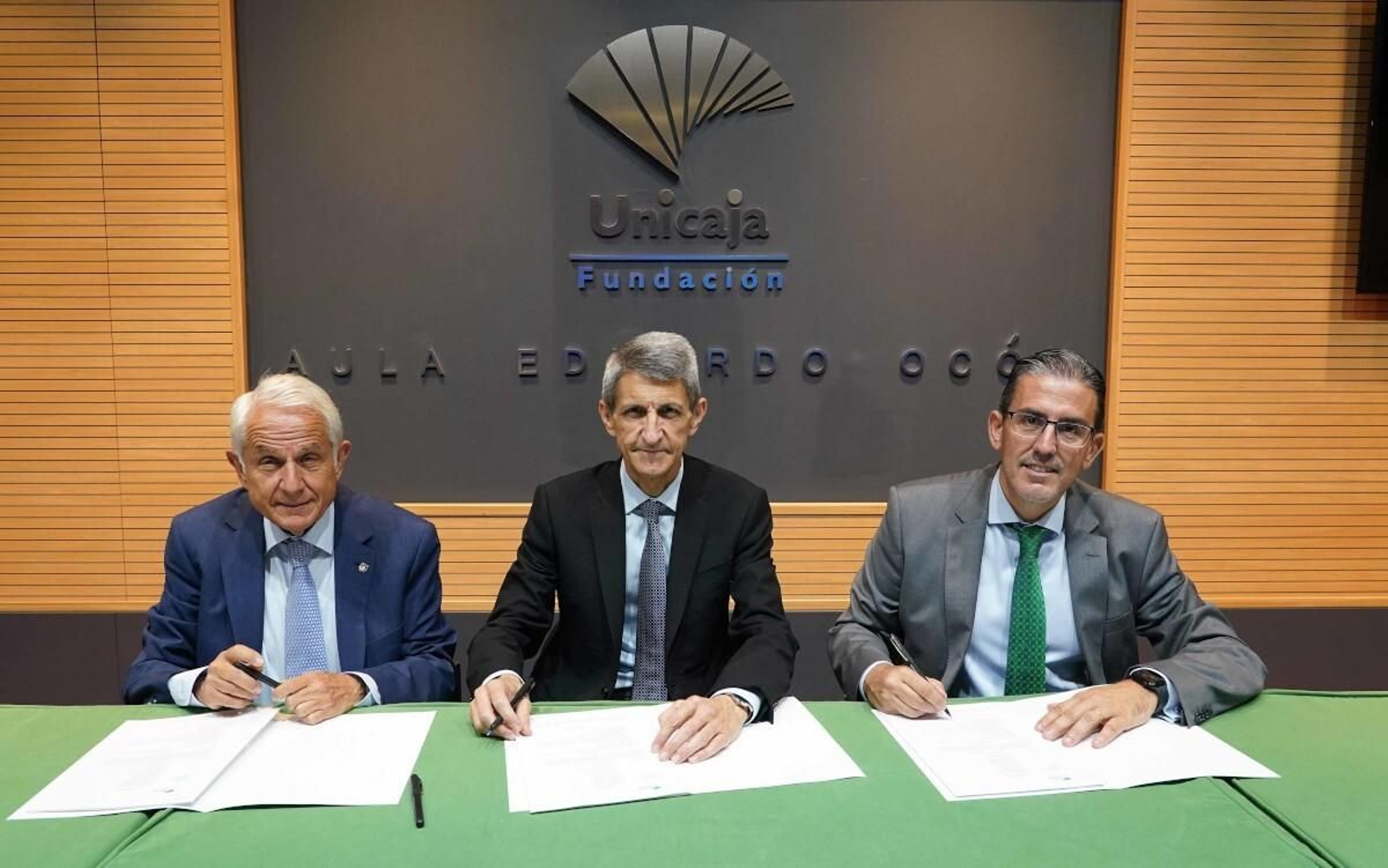 De izquierda a derecha, el Presidente de la Academia de Ciencias Sociales y del Medio Ambiente de Andalucía, Antonio Pascual; el Director del Proyecto Edufinet, José M. Domínguez, y el Director General de la Fundación Bancaria Unicaja, Sergio Corral