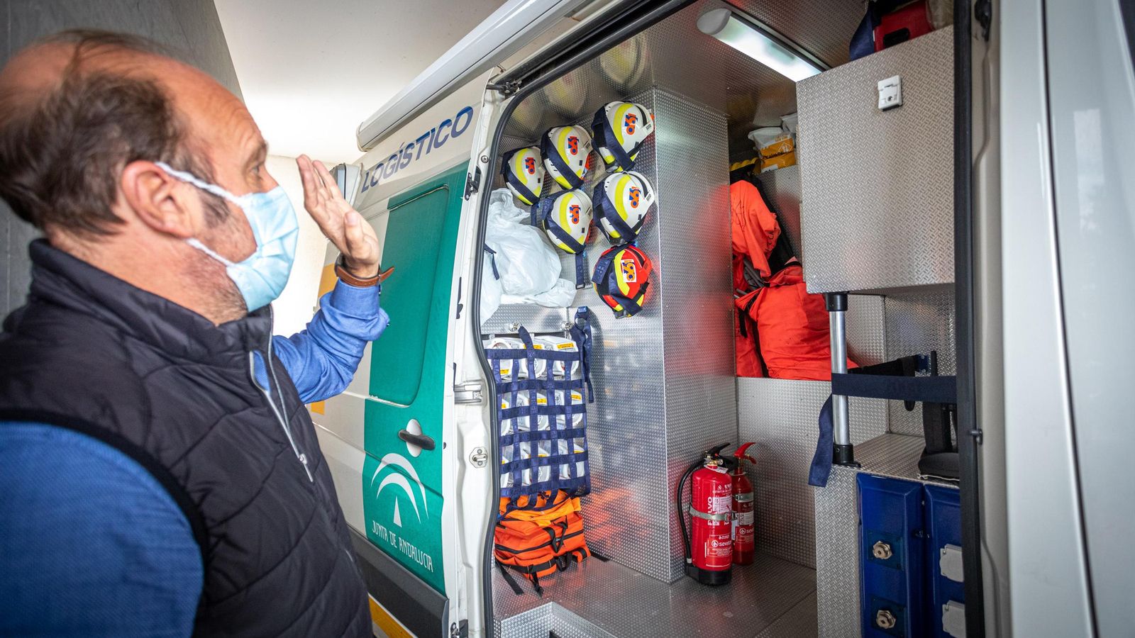 Juan Pedro Jiménez muestra el interior de un vehículo de apoyo logístico.