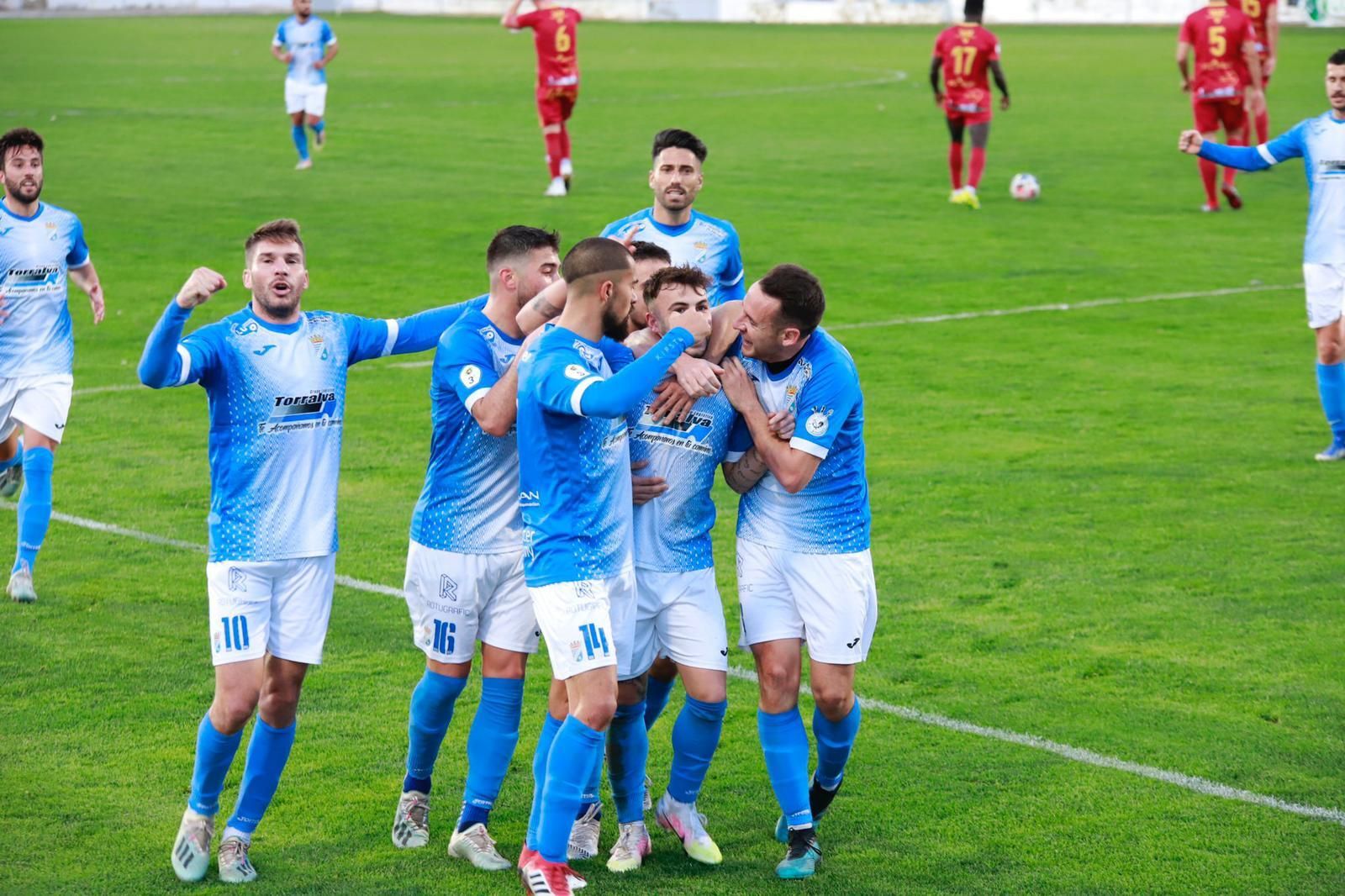 Los jugadores del Xerez CD felicitan a Pato tras anotar su gol de penalti.