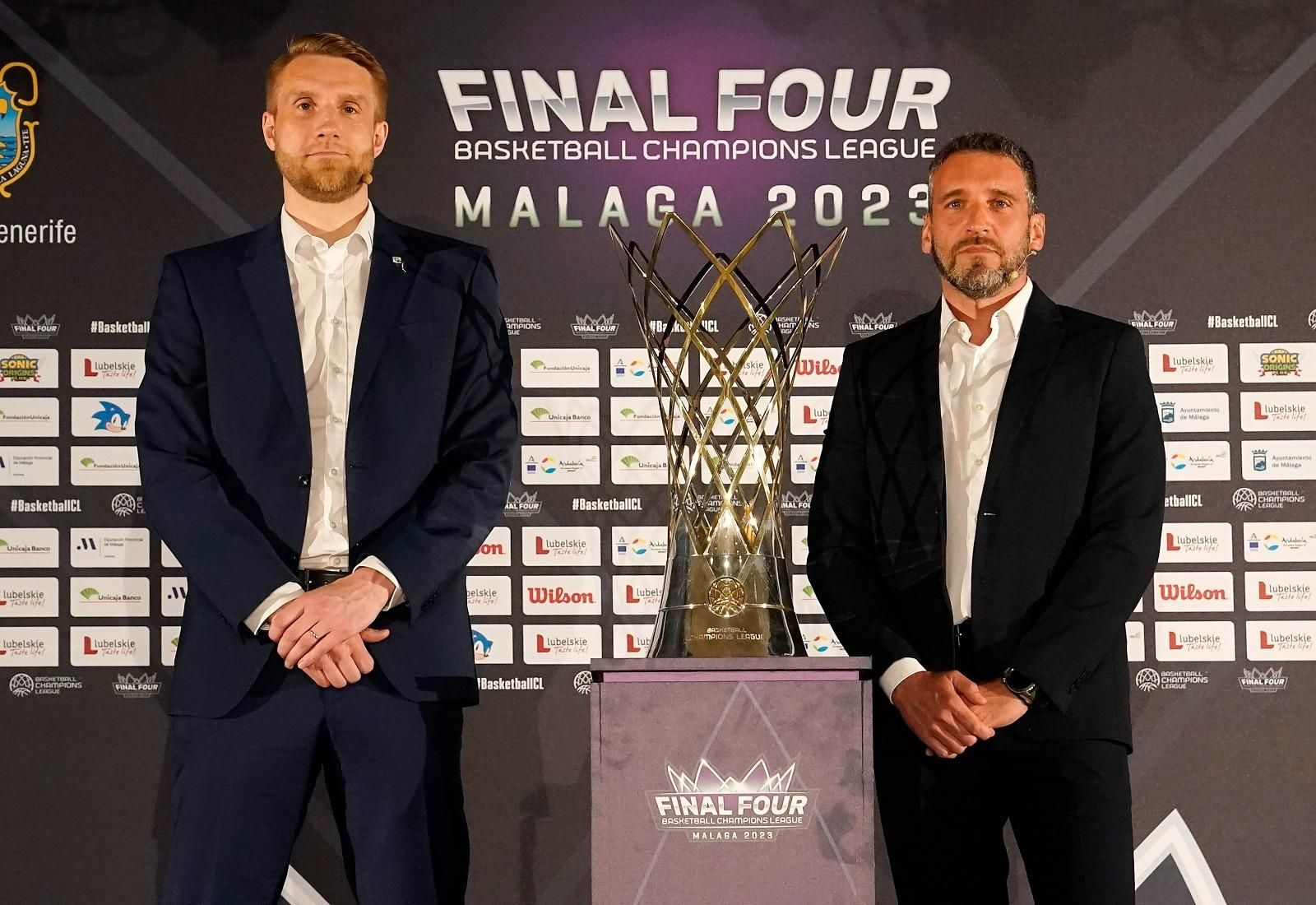 Ibon Navarro y Tuomas Iisalo, junto al trofeo de la BCL