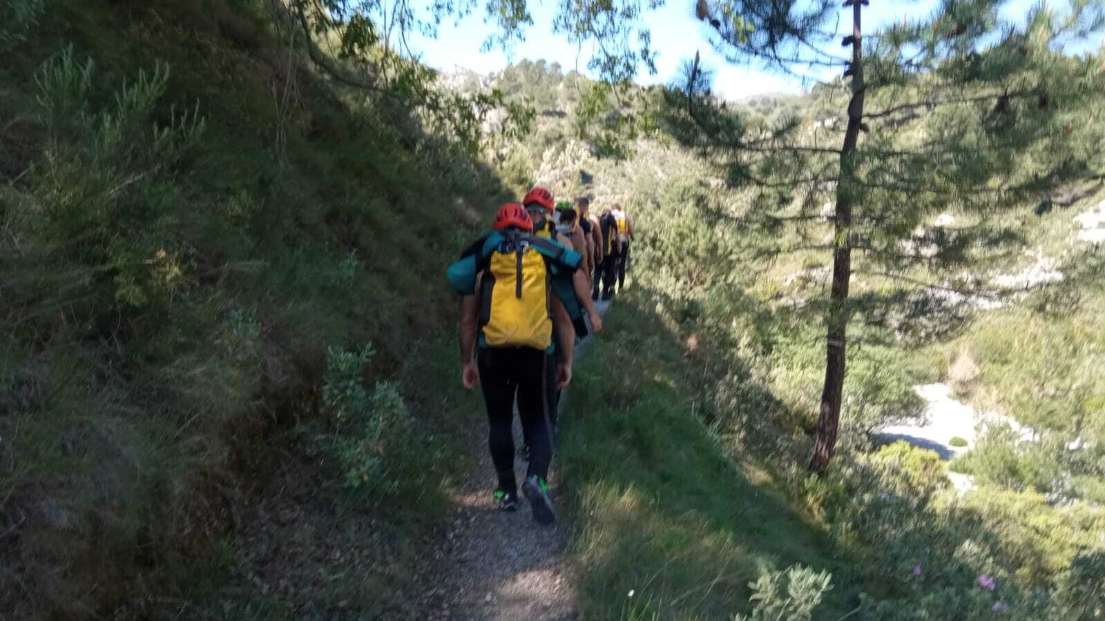 Subiendo por un sendero antes de comenzar la escalada.
