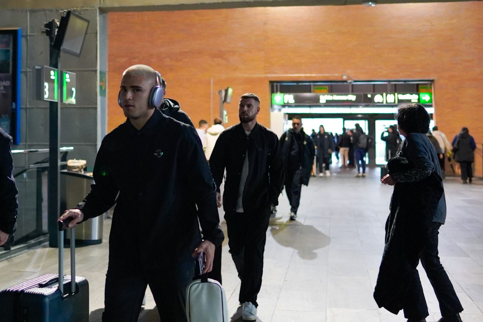 Las fotos de la salida del Betis de Santa Justa a Madrid para el partido en el Bernabéu