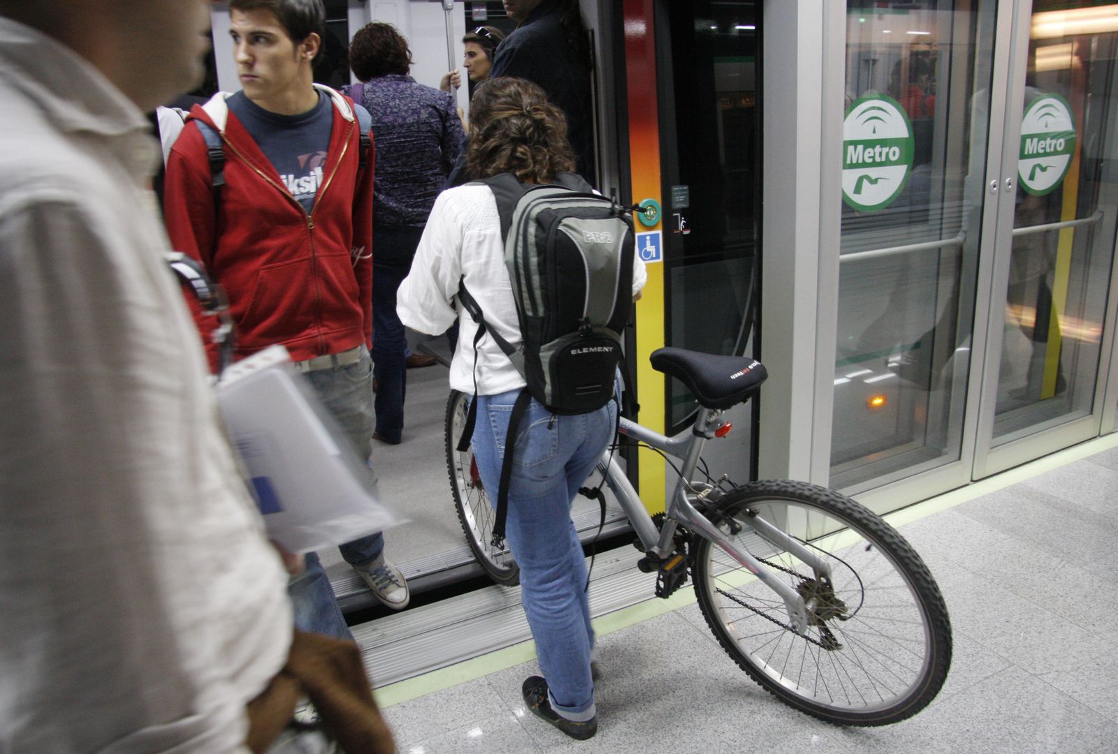 Viajeros entrando y saliendo de uno de los trenes del Metro.