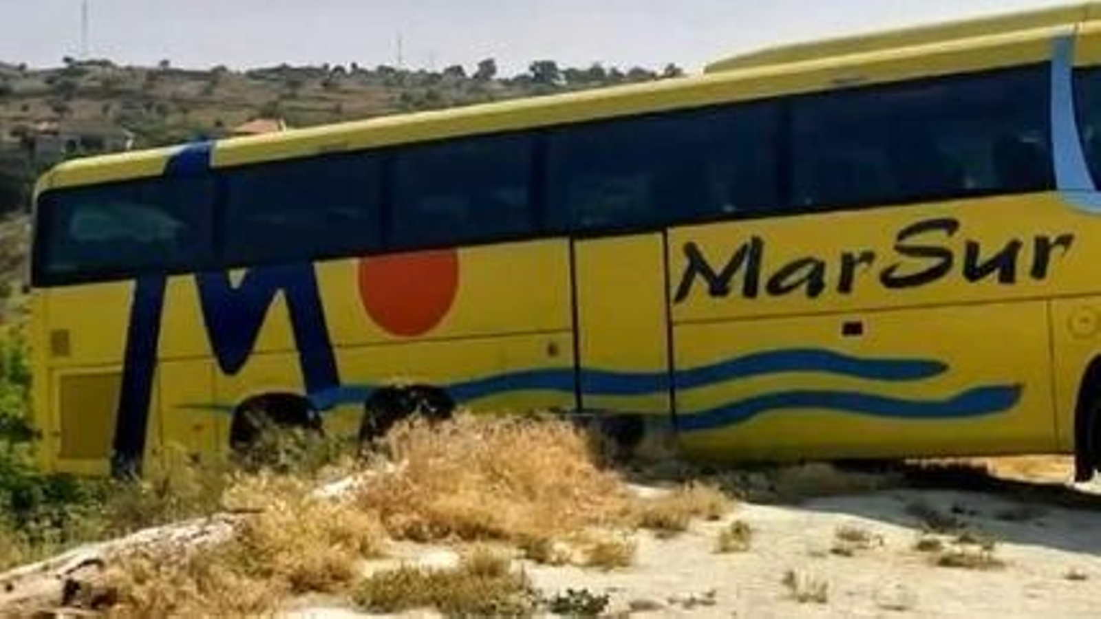 El autobús al borde del terraplén