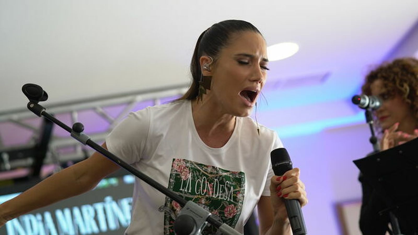 India Martínez interpreta un tema en el concierto de presentación de 'Palmeras'.