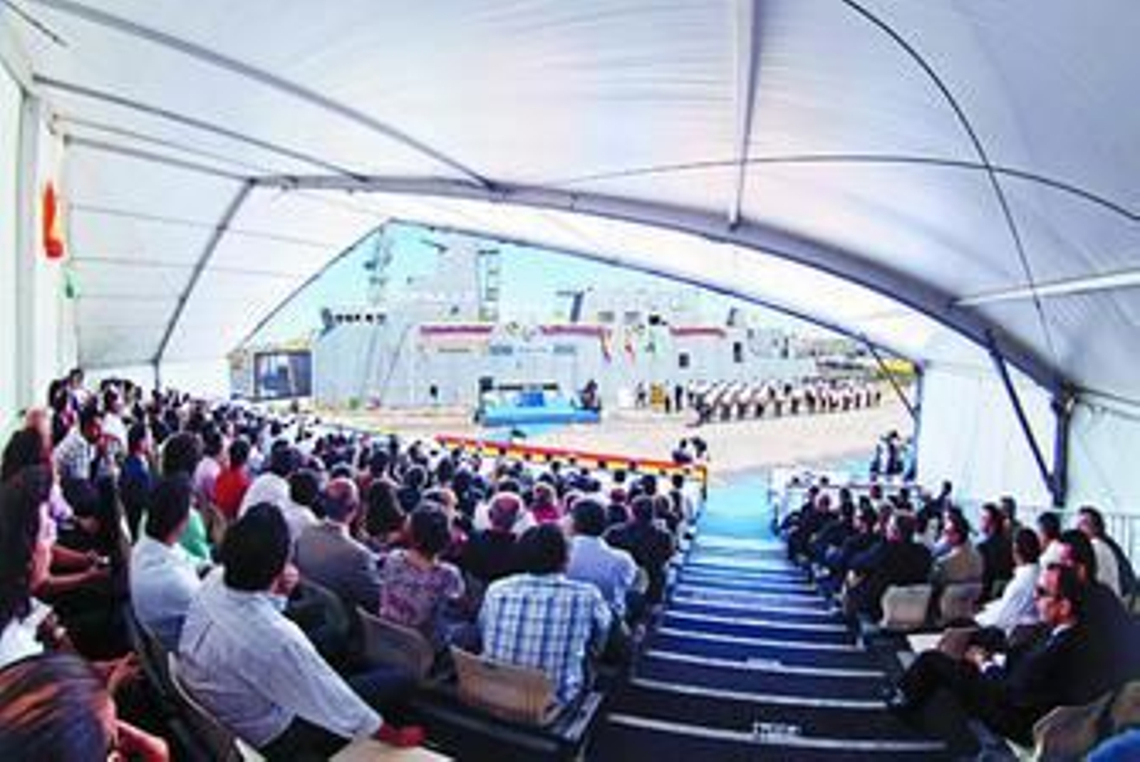 Tribuna principal en el astillero de Puerto Real, con el patrullero 'Caribe' al fondo.