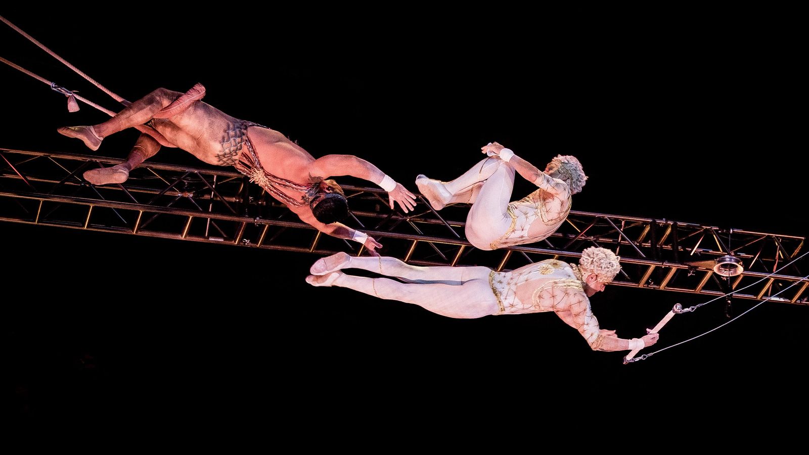 Trapecistas durante el espectáculo del Circo del Sol.