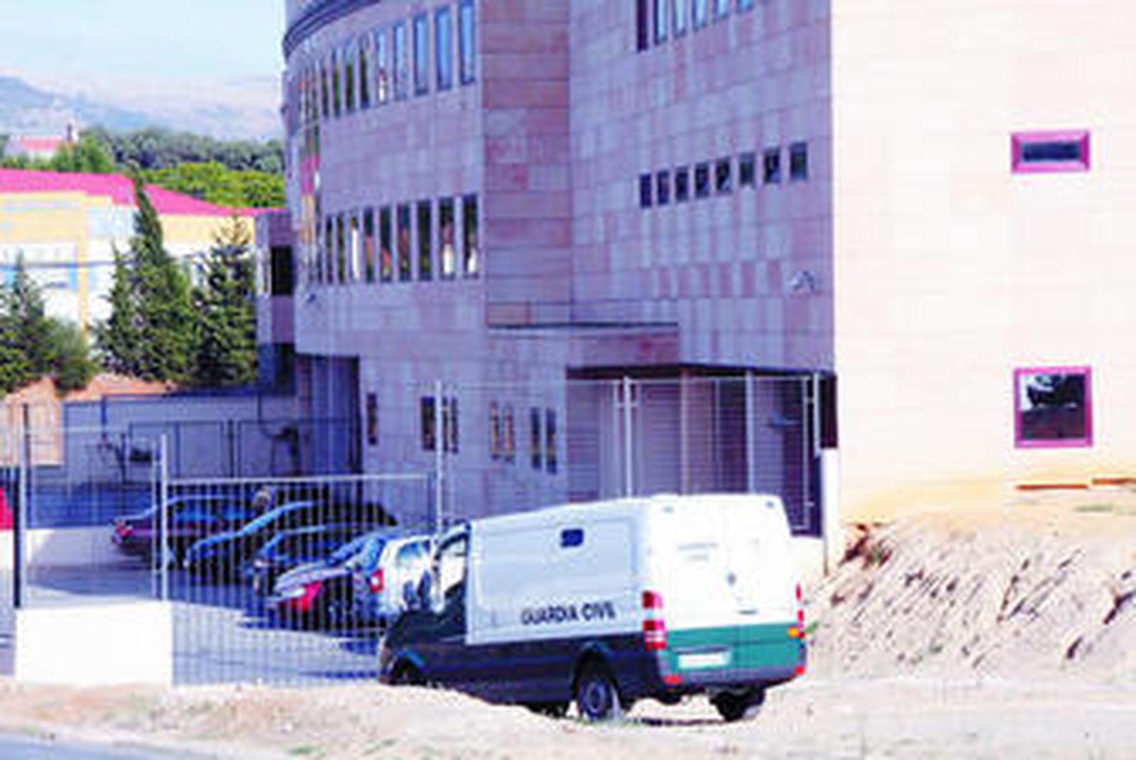 Un vehículo de la Guardia Civil llega al Palacio de Justicia de Ronda, donde ayer fue juzgado el presunto asesino.